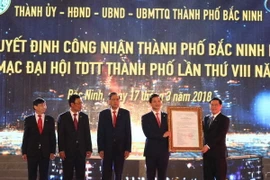 Phó Thủ tướng Vương Đình Huệ (ngoài cùng bên phải) trao Quyết định Công nhận thành phố Bắc Ninh là đô thị loại I cho lãnh đạo thành phố Bắc Ninh. (Ảnh: Thanh Thương/TTXVN)