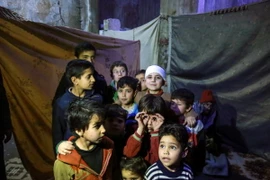 Trẻ em tại một trại tị nạn tạm thời ở Đông Ghouta, Syria. (Nguồn: AFP/TTXVN)