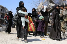 Người dân sơ tán khỏi thị trấn Jisreen, Đông Ghouta. (Nguồn: AFP/TTXVN)