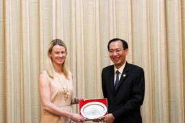 Ông Lê Thanh Liêm, Phó Chủ tịch Thường trực Ủy ban Nhân dân Thành phố Hồ Chí Minh, và bà Natalie Rogers. (Ảnh: Xuân Khu/TTXVN)