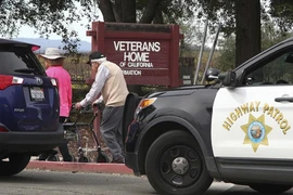 Cảnh sát Mỹ phong tỏa khu nhà các cựu quân nhân, nơi xảy ra vụ nổ súng và bắt giữ con tin ở Yountville. (Nguồn: AP/TTXVN)