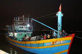 Tàu cá ĐNa 90305TS và các ngư dân bị nạn được đưa về cập bờ tại Đà Nẵng. (Ảnh: Trần Lê Lâm/TTXVN)