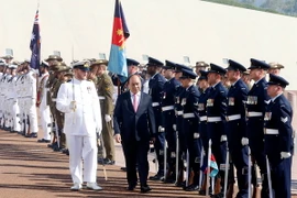 Thủ tướng Nguyễn Xuân Phúc duyệt đội danh dự. (Ảnh: Thống Nhất/TTXVN)