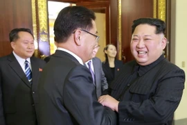 Nhà lãnh đạo Triều Tiên Kim Jong-un (phải) trong cuộc gặp với đoàn đặc phái viên Tổng thống Hàn Quốc Moon Jae-in tại Bình Nhưỡng. (Nguồn: Yonhap/TTXVN)