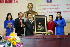 Thường trực Hội đồng nhân dân tỉnh Nghệ An trao tặng quà lưu niệm cho Chủ nhiệm Ủy ban Dân tộc của Quốc hội Lào. (Ảnh: Bích Huệ/TTXVN)