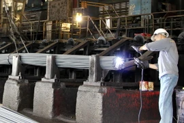 Kiểm tra chất lượng thép thành phẩm tại Nhà máy cán thép Thái Nguyên. (Ảnh: Hoàng Nguyên/TTXVN)