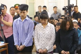 Các bị cáo từ trái qua Hoàng Văn Tuấn, Lê Thị Thì và Nguyễn Diệu Linh tại phiên xét xử. (Ảnh: Doãn Tấn/TTXVN)