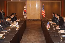 Phái đoàn Hàn Quốc (trái) và Mỹ tại vòng 2 đàm phán FTA ở Seoul, Hàn Quốc ngày 31/1. (Nguồn: Yonhap/TTXVN)