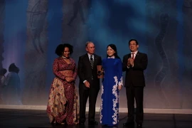 Bộ trưởng Y tế Nguyễn Thị Kim Tiến nhận giải thưởng từ Quỹ Từ thiện Bloomberg. (Ảnh: Phi Hùng/Vietnam+)