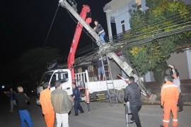 Các đơn vị chức năng sửa chữa tại hiện trường. (Ảnh:Vũ Hoàng Giang/TTXVN)