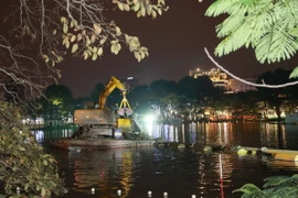 Nạo vét hồ Gươm. (Ảnh Mạnh Khánh/TTXVN)