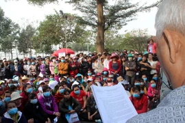 Hướng dẫn công nhân Công ty KL Texwell Vina là thủ tục chấm dứt hợp đồng lao động. (Ảnh: Lê Xuân/TTXVN)