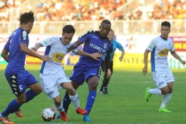 Một pha tranh chấp bóng của cầu thủ hai đội. (Ảnh: Dư Toán/TTXVN)