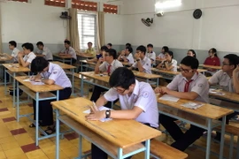 Thí sinh dự thi môn Ngữ văn kỳ tuyển sinh lớp 10 công lập năm học 2017-2018. (Ảnh: Phương Vy/TTXVN)