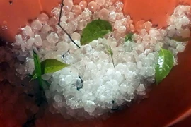 Những hạt mưa đá trong đêm 17/3 tại thành phố Bắc Kạn. (Ảnh: Đức Hiếu/TTXVN)