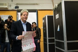 Thủ tướng Italy Paolo Gentiloni bỏ phiếu tại điểm bầu cử ở Roma. (Nguồn: THX/TTXVN)