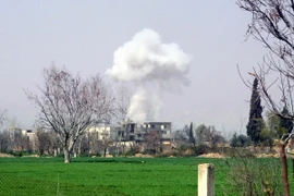 Khói bốc lên sau các cuộc giao tranh gần thị trấn Muhamadiyeh, ngoại ô Damascus, Syria. (Nguồn: THX/TTXVN)