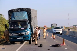 Hiện trường vụ tai nạn đang được lực lượng chức năng huyện Thuận Nam xử lý. (Ảnh: Công Thử/TTXVN)