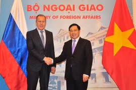 Phó Thủ tướng, Bộ trưởng Ngoại giao Phạm Bình Minh đón và hội đàm với Bộ trưởng Ngoại giao Liên bang Nga Sergey Lavrov. (Ảnh: Nguyễn Khang/TTXVN)