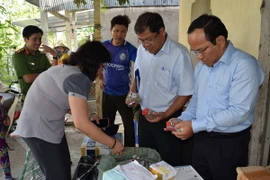 Lực lượng chức năng kiểm tra số thuốc đông dược tại nhà bà Lê Kim Hoa. (Ảnh: Thanh Sang/TTXVN)