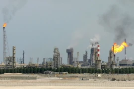 Một nhà máy lọc dầu ở ngoại ô Doha, Qatar. (Nguồn: AFP/TTXVN)