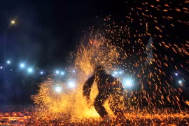Người Pà Thẻn nhảy múa trên đống than đỏ rực mà không hề bị bỏng, bị thương. (Ảnh: Quang Cường/TTXVN)