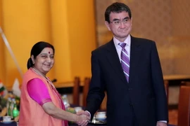 Ngoại trưởng Nhật Bản Taro Kono (phải) và Ngoại trưởng Ấn Độ Sushma Swaraj trong cuộc gặp tại Tokyo. (Nguồn: AFP/TTXVN)
