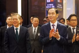 Chủ tịch nước Trần Đại Quang và Tổng thống Hàn Quốc Moon Jae-in đến dự Diễn đàn Doanh nghiệp Việt Nam-Hàn Quốc. (Ảnh: Dương Giang/TTXVN)