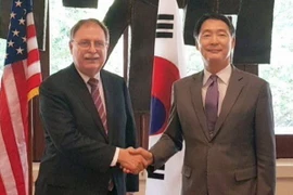 Trưởng đoàn đàm phán của Hàn Quốc Chang Won-sam (phải) và Trưởng đoàn đàm phán của Mỹ Timothy Betts (trái) tại cuộc họp ở Honolulu, bang Hawaii, Mỹ. (Nguồn: Yonhap/TTXVN)