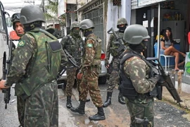 Binh sỹ Brazil tuần tra tại Rio de Janeiro. (Nguồn: AFP/TTXVN)