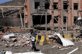 Cảnh đổ nát sau một cuộc không kích tại Sanaa, Yemen. (Nguồn: THX/TTXVN)