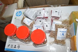 Những viên thuốc không rõ nguồn gốc, được quảng cáo chữa khỏi nhiều bệnh, bị tịch thu. (Ảnh: Thanh Sang/TTXVN)