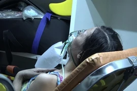 Nạn nhân vụ cháy đang được chăm sóc y tế. (Ảnh: Linh Sơn/TTXVN)