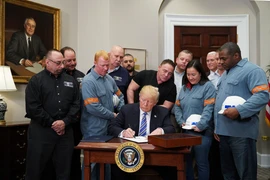 Tổng thống Mỹ Donald Trump ký sắc lệnh áp thuế suất mới tại Nhà Trắng. (Nguồn: AFP/TTXVN)