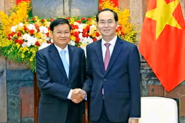 Chủ tịch nước Trần Đại Quang tiếp Thủ tướng Lào Thongloun Sisoulith. (Ảnh: Nhan Sáng/TTXVN)