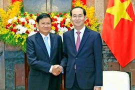 Chủ tịch nước Trần Đại Quang tiếp Thủ tướng Lào Thongloun Sisoulith. (Ảnh: Nhan Sáng/TTXVN)