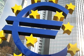 Biểu tượng đồng euro trước trụ sở cũ của ECB ở Frankfurt, Đức. (Nguồn: AFP/TTXVN)