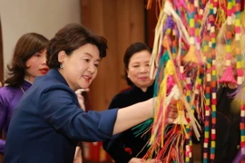 Phu nhân Tổng thống Hàn Quốc Kim Jung-sook thăm Bảo tàng Dân tộc học Việt Nam. (Ảnh: Dương Giang/TTXVN)