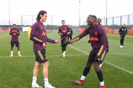 Cavani (trái) tập luyện cùng đồng đội nhưng nhiều khả năng sẽ không ra sân đấu PSG. (Nguồn: Getty Images)