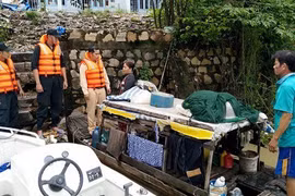 An Giang: Cứu hai người trên thuyền đánh cá sắp chìm lúc nửa đêm