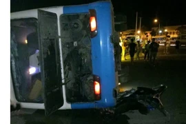 Ôtô chở công nhân va chạm với xe tải khiến 3 người thương vong