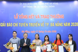 Các tác giả đạt giải nhóm đề tài tuyên truyền về Đề án “Xây dựng Đà Nẵng-Thành phố môi trường.” (Ảnh: Văn Dũng - TTXVN)