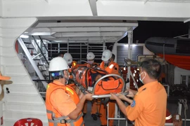 39 thuyền viên trên tàu QNa 90927-TS được đưa về cảng Nha Trang an toàn. (Ảnh: Nguyễn Dũng/TTXVN)