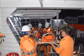 39 thuyền viên trên tàu QNa 90927-TS được đưa về cảng Nha Trang an toàn. (Ảnh: Nguyễn Dũng/TTXVN)