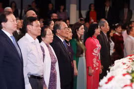 Nguyên Chủ tịch Quốc hội Nguyễn Sinh Hùng cùng các đại biểu thực hiện nghi lễ chào cờ tại Lễ kỷ niệm 70 năm thiết lập quan hệ ngoại giao giữa Việt Nam-Bulgaria. (Ảnh: Lâm Khánh/TTXVN)