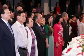 Nguyên Chủ tịch Quốc hội Nguyễn Sinh Hùng cùng các đại biểu thực hiện nghi lễ chào cờ tại Lễ kỷ niệm 70 năm thiết lập quan hệ ngoại giao giữa Việt Nam-Bulgaria. (Ảnh: Lâm Khánh/TTXVN)