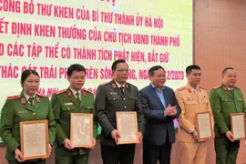 Hà Nội: Biểu dương các đơn vị triệt phá vụ khai thác cát trái phép 