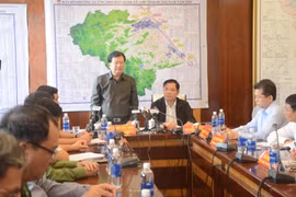 Phó Thủ tướng Chính phủ Trịnh Đình Dũng chủ trì cuộc họp tại Ban Chỉ đạo tiền phương ứng phó bão số 9 (đặt tại thành phố Đà Nẵng). (Ảnh: Văn Dũng/TTXVN)