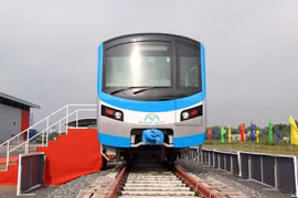 Phía trước của đoàn tàu có logo của tuyến Bến Thành - Suối Tiên. (Ảnh: Tiến Lực/TTXVN)