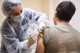 Nhân viên y tế tiêm vaccine ngừa bệnh COVID-19 cho người dân tại Moskva, Nga. (Ảnh: THX/TTXVN)